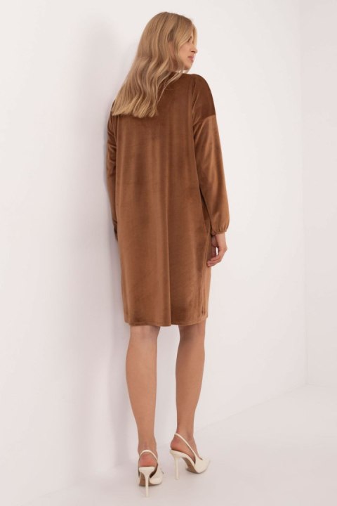 Sukienka Model DHJ-SK-19890.86P Light Brown - Italy Moda Sukienka Model DHJ-SK-19890.86P Light Brown - Italy Moda