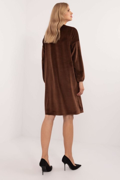 Sukienka Model DHJ-SK-19890.86P Brown - Italy Moda Sukienka Model DHJ-SK-19890.86P Brown - Italy Moda