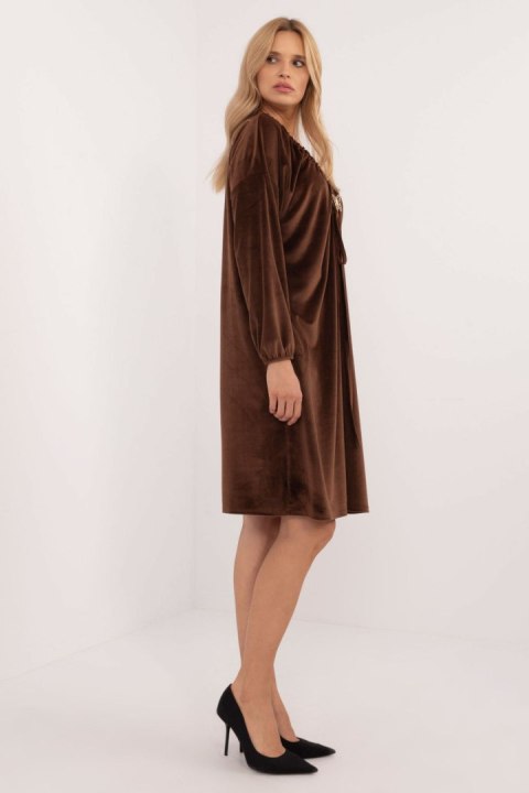 Sukienka Model DHJ-SK-19890.86P Brown - Italy Moda Sukienka Model DHJ-SK-19890.86P Brown - Italy Moda