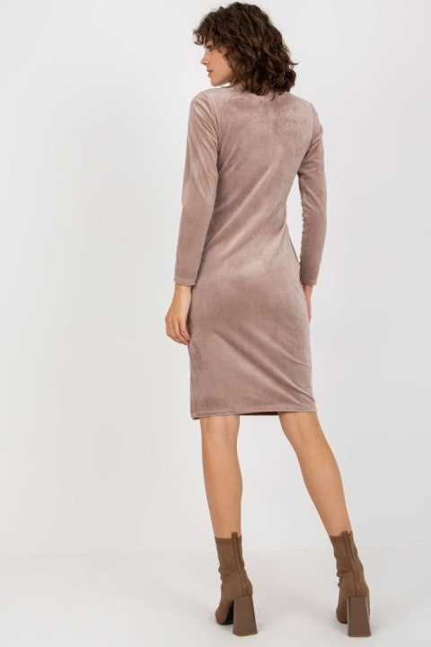 Sukienka Model RP-SK-8207.13X Dark Beige - Rue Paris Sukienka Model RP-SK-8207.13X Dark Beige - Rue Paris