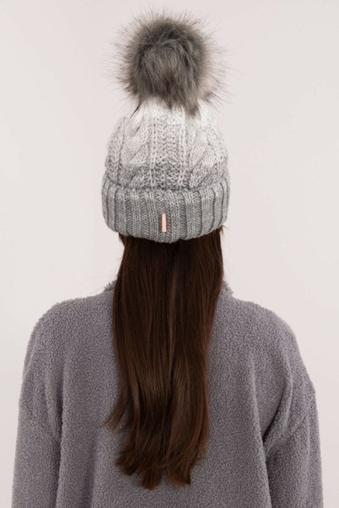 Czapka Model JK-CZ-52.31 Grey - Rue Paris Czapka Model JK-CZ-52.31 Grey - Rue Paris