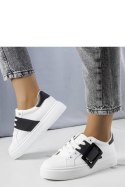 Białe sneakersy zdobione czarną klamerką Toni - Solea