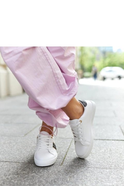 Białe sneakersy z ozdobnym paskiem Grada - Solea Białe sneakersy z ozdobnym paskiem Grada - Solea