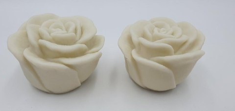 Róża plastikowa biała 6x6x4cm 2szt. Róża plastikowa biała 6x6x4cm 2szt.