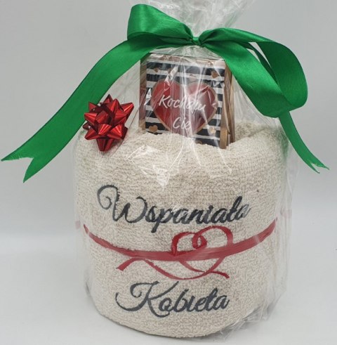 Ręcznik biały z haftem "Wspaniała Kobieta" + słodycze Ręcznik biały z haftem "Wspaniała Kobieta" + słodycze