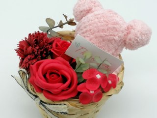 Miś z ręcznika frotte , z kwiatami w koszyczku 10x10x20cm