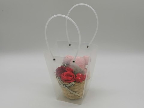 Miś z ręcznika frotte , z kwiatami w koszyczku 10x10x20cm Miś z ręcznika frotte , z kwiatami w koszyczku 10x10x20cm