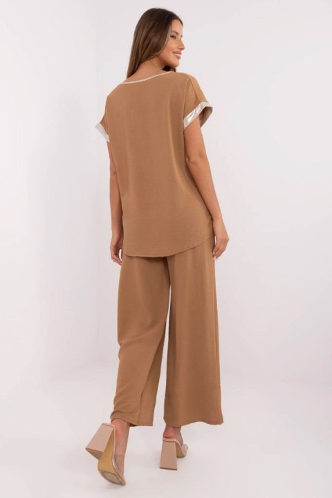 Spodnie Komplet Model DHJ-KMPL-9370.87 Camel - Italy Moda Spodnie Komplet Model DHJ-KMPL-9370.87 Camel - Italy Moda
