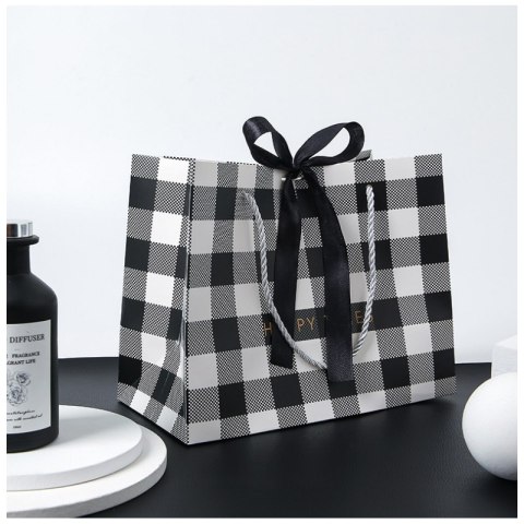 Torebka OZDOBNA, PREZENTOWA 18 x 16 x 10 cm OPO21CZ Torebka OZDOBNA, PREZENTOWA 18 x 16 x 10 cm OPO21CZ