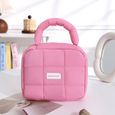 Kosmetyczka damska pikowana kuferek z rączką 18,5 x 12,5 x 13cm KS139R Kosmetyczka damska pikowana kuferek z rączką 18,5 x 12,5 x 13cm KS139R