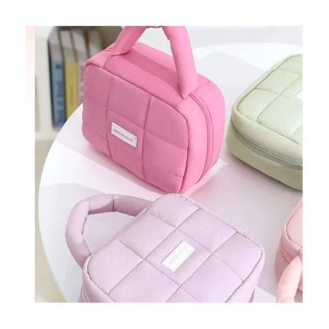 Kosmetyczka damska pikowana kuferek z rączką 18,5 x 12,5 x 13cm KS139R Kosmetyczka damska pikowana kuferek z rączką 18,5 x 12,5 x 13cm KS139R