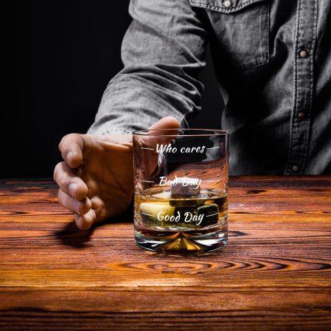 Etui na whisky i 2 szklanki Who cares prezent ślub Etui na whisky i 2 szklanki Who cares prezent ślub