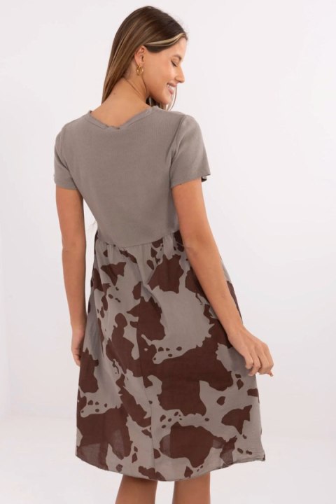 Sukienka Model DHJ-SK-253701.80 Dark Beige - Italy Moda Sukienka Model DHJ-SK-253701.80 Dark Beige - Italy Moda